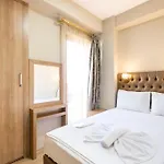Hotel Lavin & *